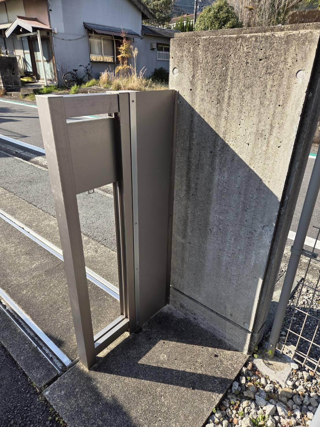 山本サッシ店 東紀州の伸縮門扉の稼働桟が折れた門扉を補強して、修繕しました‼︎の施工後の写真2