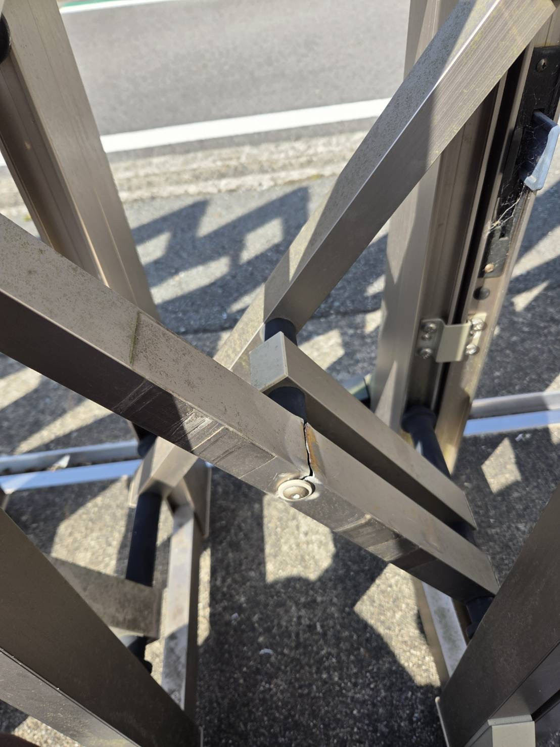 山本サッシ店 東紀州の伸縮門扉の稼働桟が折れた門扉を補強して、修繕しました‼︎の施工前の写真1