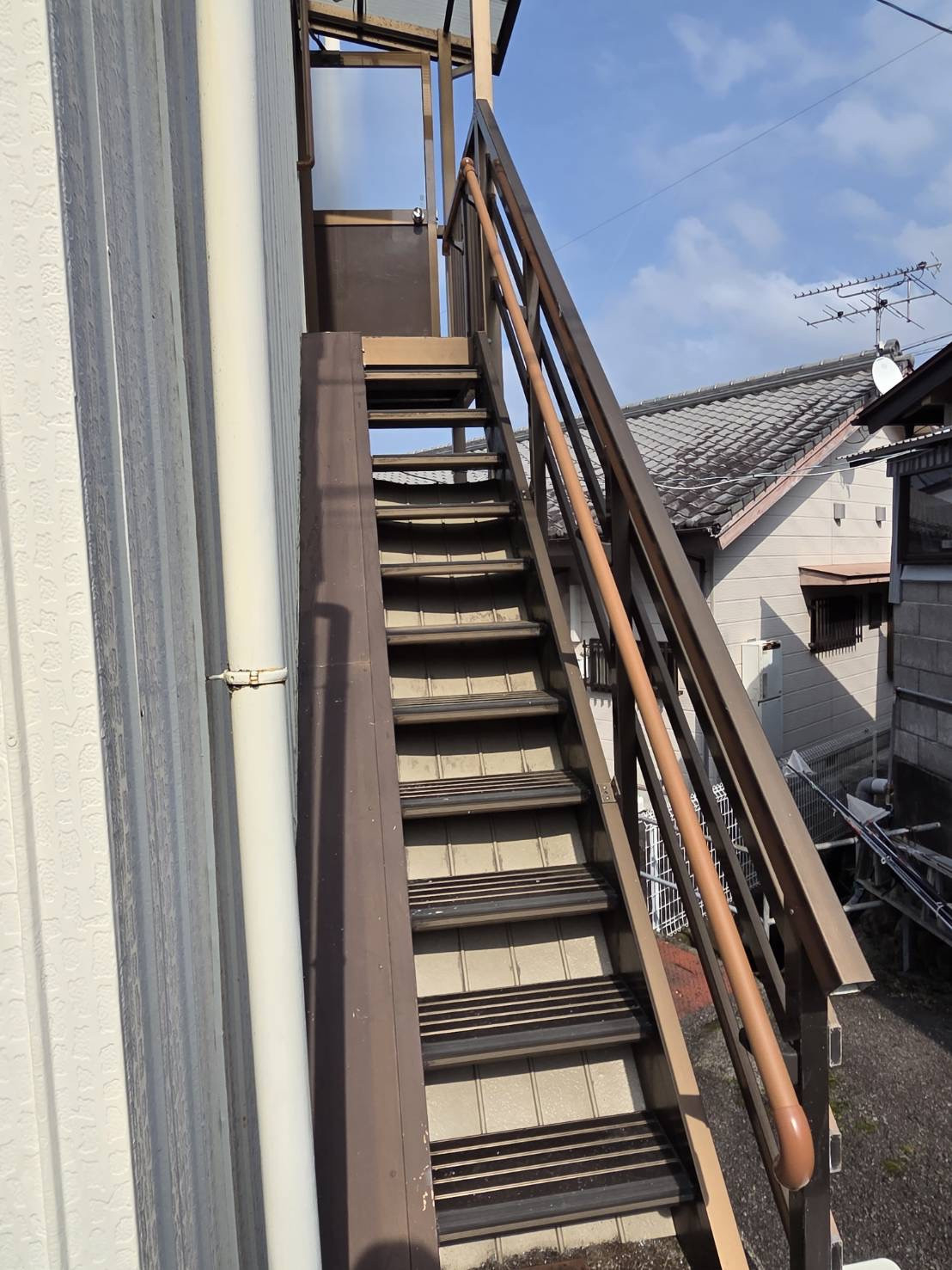 山本サッシ店 東紀州の階段に安全と安心の一手間工事を‼️  山本建築様現場の施工後の写真1