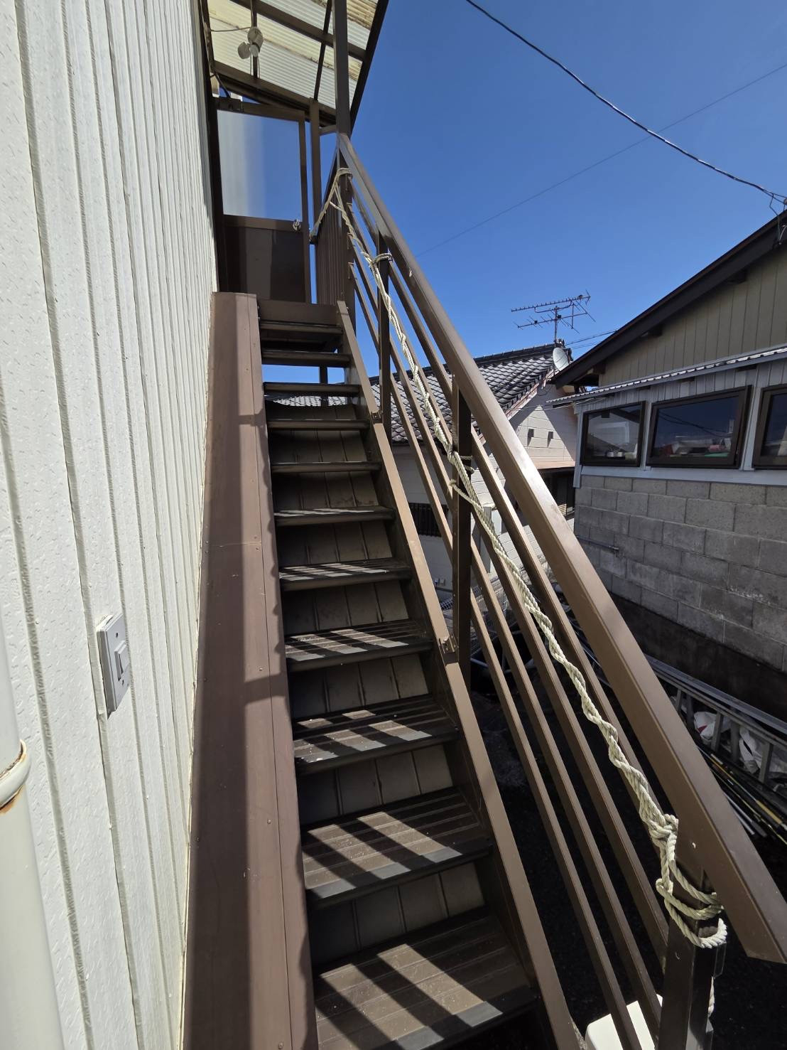 山本サッシ店 東紀州の階段に安全と安心の一手間工事を‼️  山本建築様現場の施工前の写真1