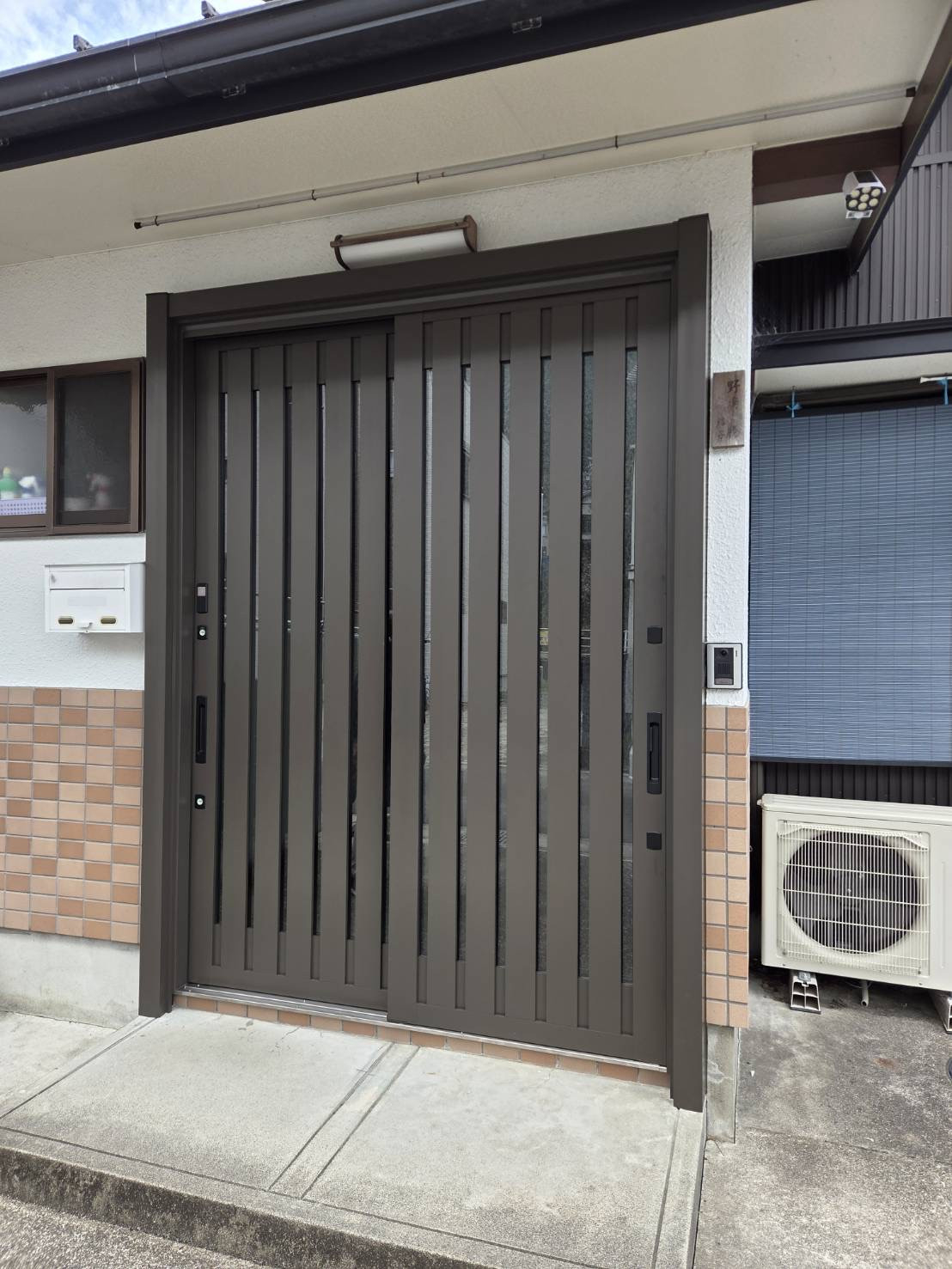 山本サッシ店 東紀州の玄関を変えるだけでこんなにオシャレに‼️の施工後の写真1