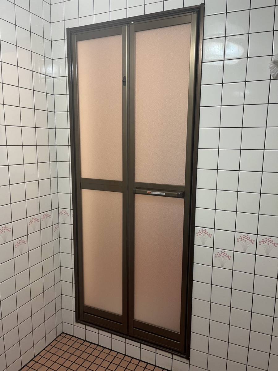 ワタヤサイズの重たい浴室ドア1日で交換　軽くなります。の施工後の写真1