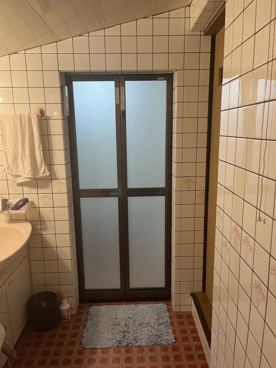ワタヤサイズの重たい浴室ドア1日で交換　軽くなります。の施工後の写真2