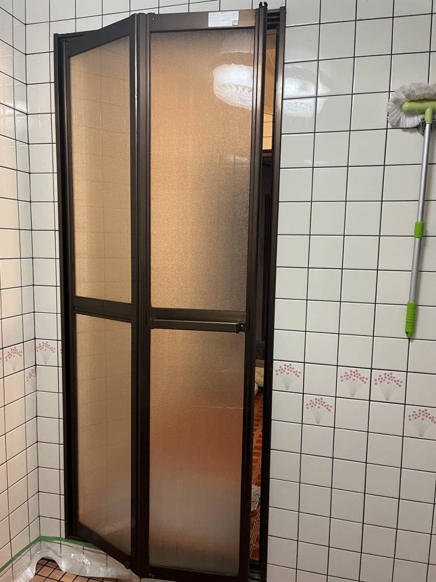 ワタヤサイズの重たい浴室ドア1日で交換　軽くなります。の施工前の写真1