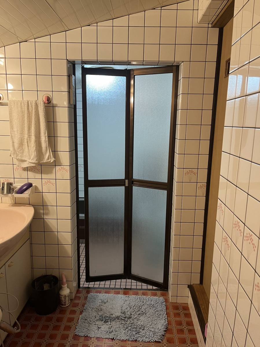 ワタヤサイズの重たい浴室ドア1日で交換　軽くなります。の施工前の写真2