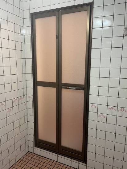 ワタヤサイズの重たい浴室ドア1日で交換　軽くなります。施工事例写真1