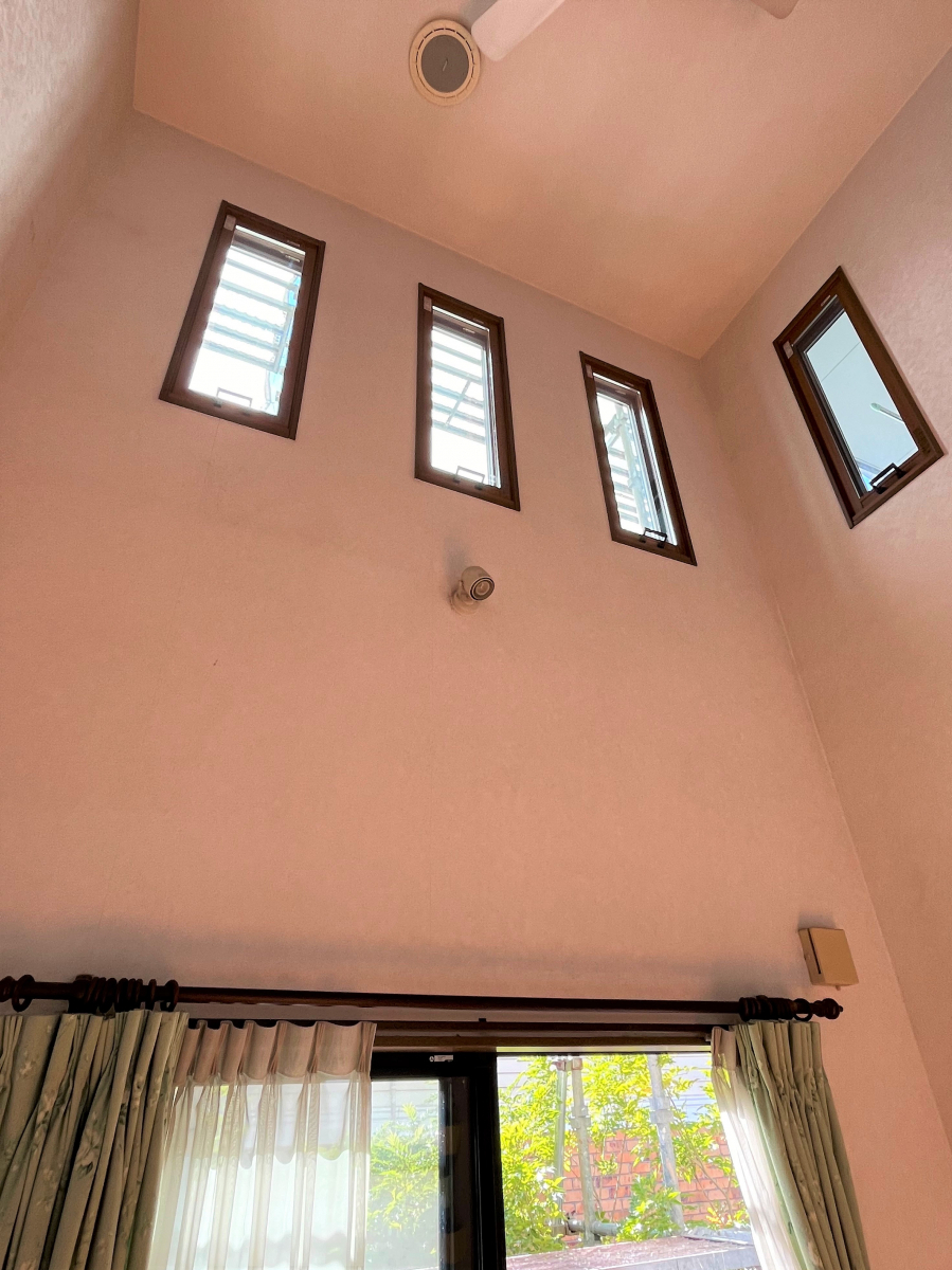 ワタヤサイズの天井高さ6m 吹抜け窓に内窓設置で快適生活✨の施工後の写真1