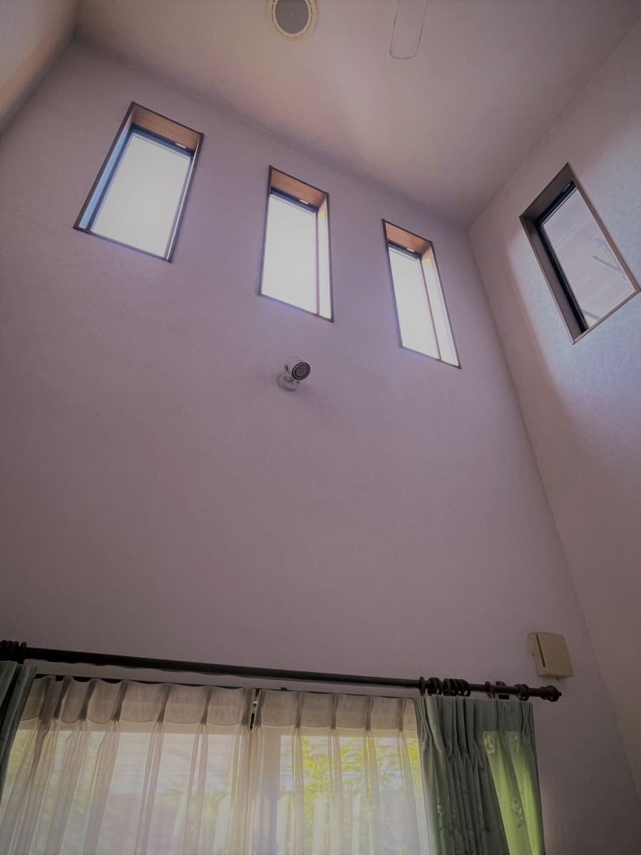ワタヤサイズの天井高さ6m 吹抜け窓に内窓設置で快適生活✨の施工前の写真1