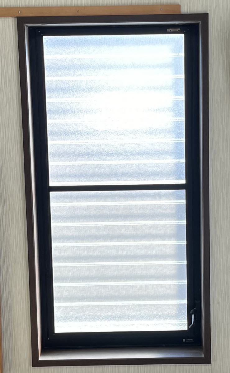 ワタヤサイズのルーバー窓からFIX窓（嵌め殺し窓）への施工前の写真1