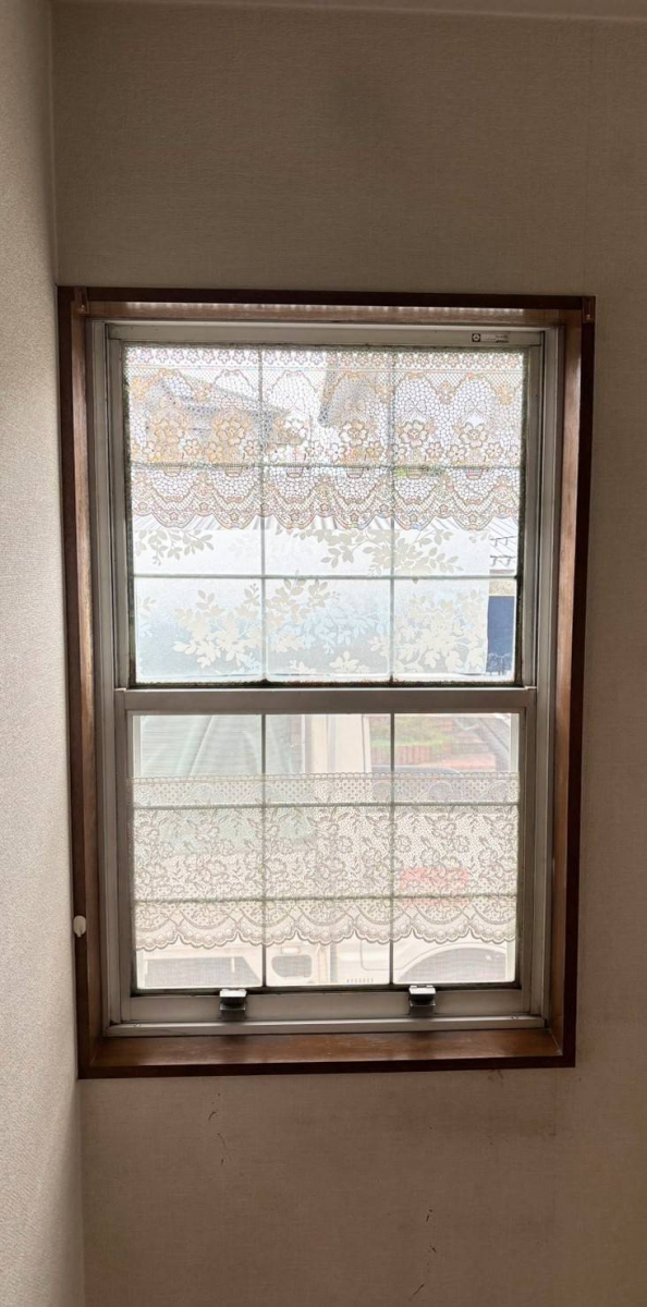 ワタヤサイズの窓を取り替えて、見た目すっきり。の施工前の写真1