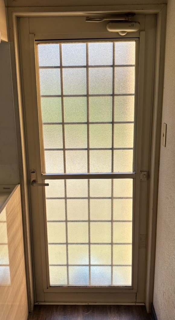 ワタヤサイズの【福岡県八女市】勝手口に内窓設置で結露防止の施工前の写真1