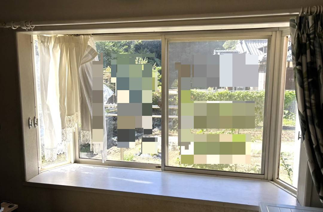 ワタヤサイズの【福岡県八女市】出窓に内窓インプラス設置で断熱・遮熱・結露防止。の施工前の写真1