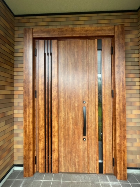 コダマサッシの木製ドアからアルミドアの施工後の写真1