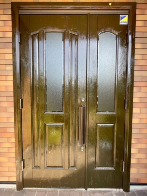 コダマサッシの木製ドアからアルミドアの施工前の写真1