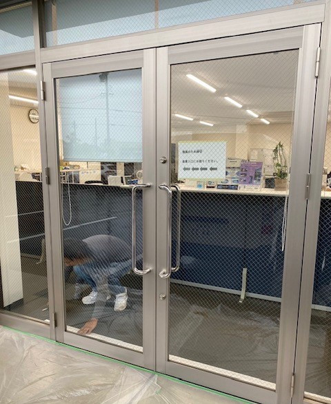 コダマサッシの強風対策にも効果大!オフィスのドアハンドル交換で安全性アップの施工前の写真1