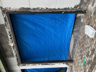 コダマサッシのドア　サッシ　取付の施工前の写真1