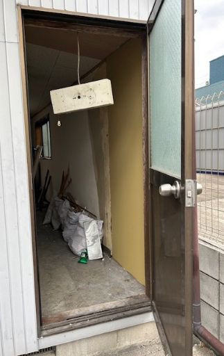 コダマサッシのドア　サッシ　取付の施工前の写真2