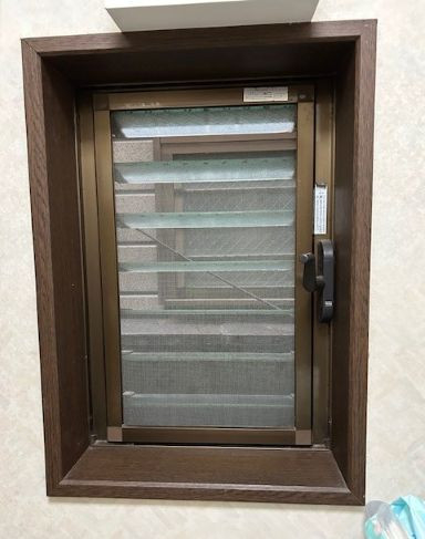 コダマサッシのガラスルーバーに内窓取付の施工前の写真1