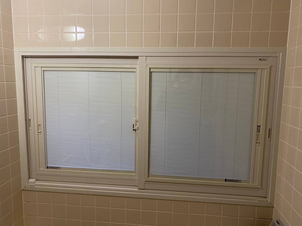 青梅トーヨー住器 上尾店の浴室窓にもインプラスの施工後の写真1