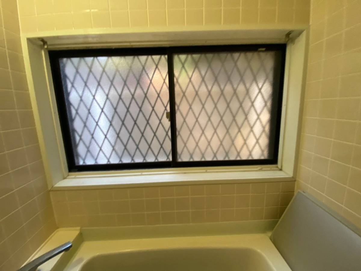 青梅トーヨー住器 上尾店の浴室窓にもインプラスの施工前の写真1