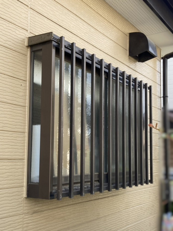 青梅トーヨー住器 上尾店の【埼玉県上尾市】外からの視線も泥棒もシャットアウト!「目隠し可動ルーバー」で防犯&快適生活の施工前の写真1