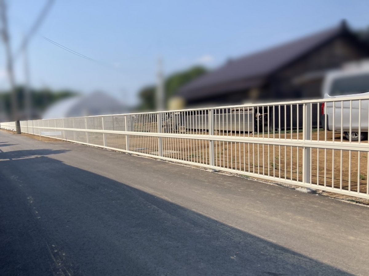 青梅トーヨー住器 上尾店の【埼玉県伊奈町】すっきり美観+安心感をプラス!フェンス設置工事を行いました。の施工後の写真2