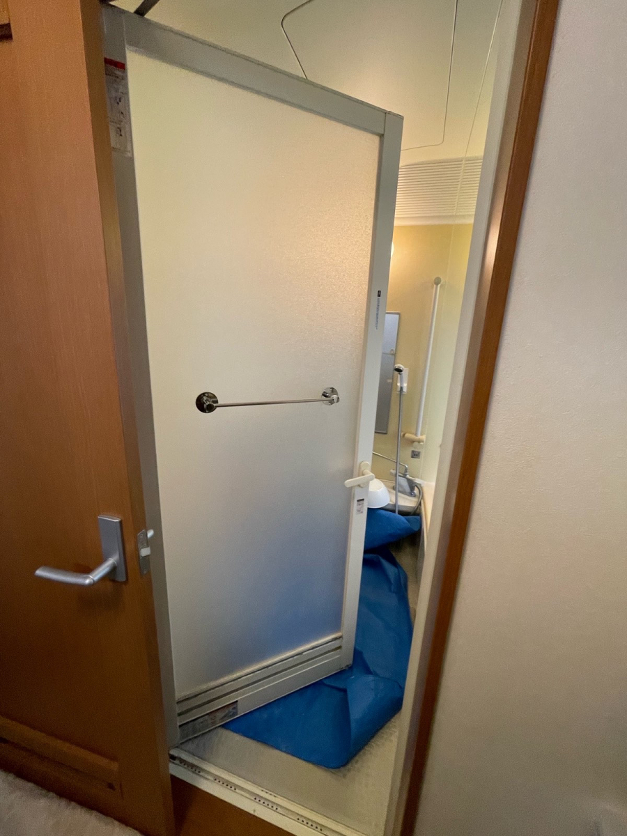 河津アルミの浴室ドアから折れ戸へリフォームの施工前の写真1