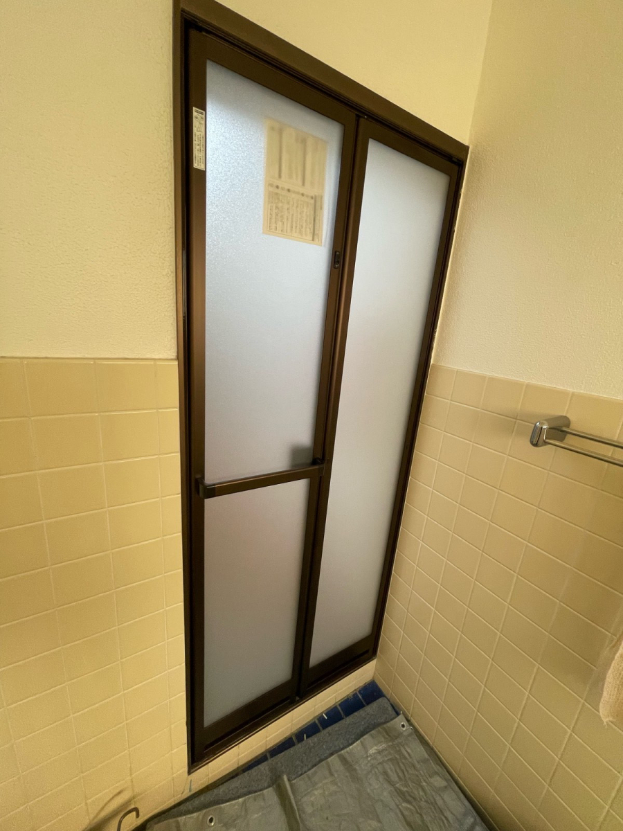 河津アルミの浴室折れ戸交換の施工後の写真1