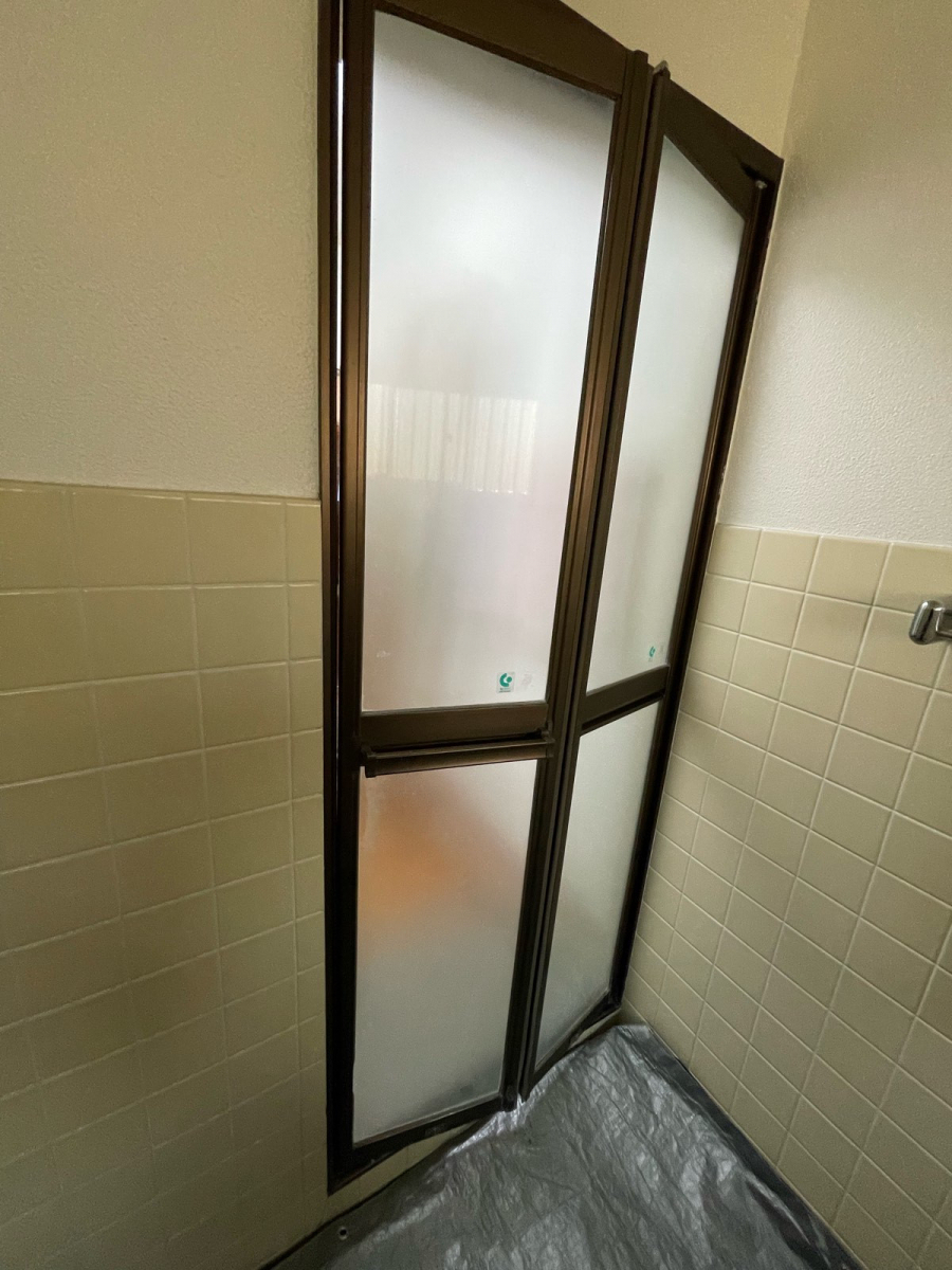河津アルミの浴室折れ戸交換の施工前の写真1