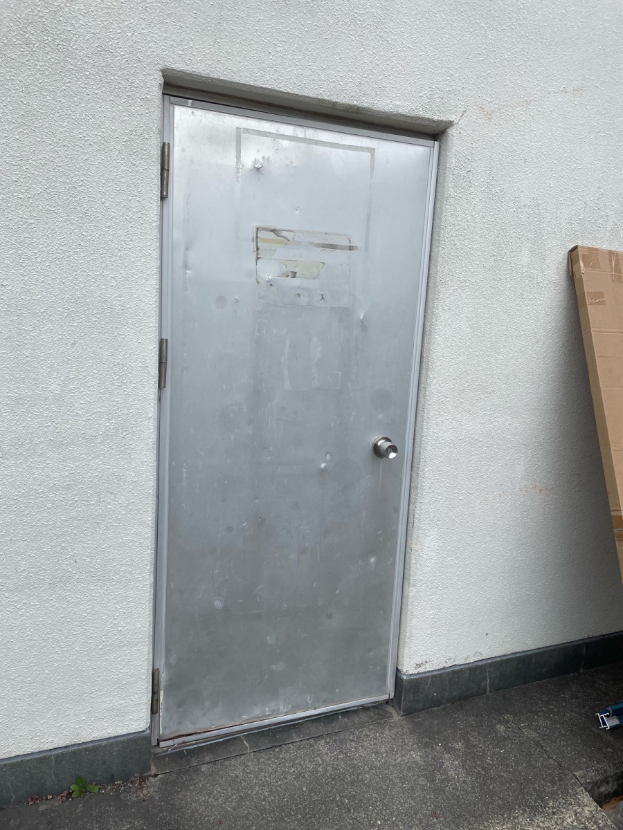 河津アルミの河津町/ドア交換/カバー工法の施工前の写真1
