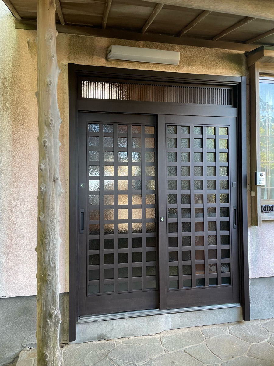 河津アルミの河津町／玄関交換／カバー工法の施工後の写真1