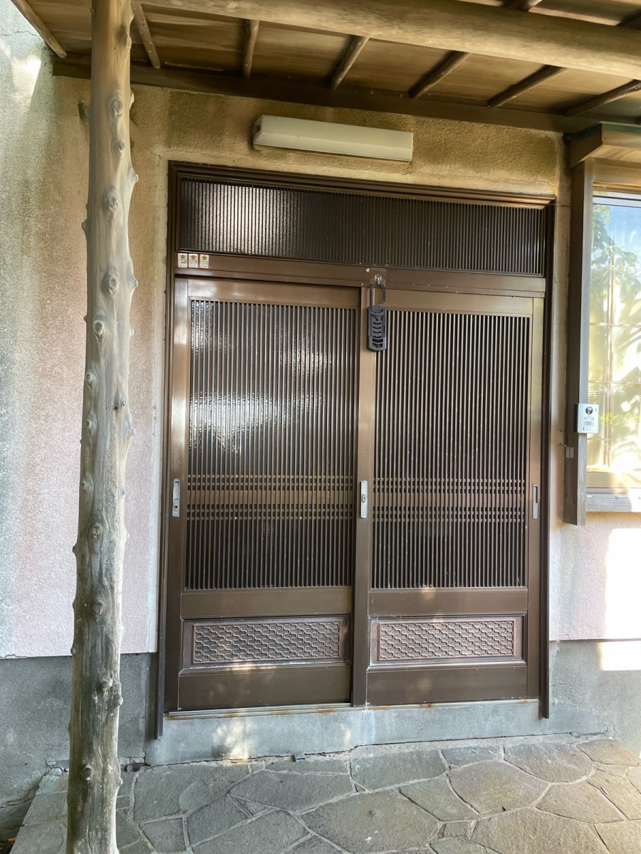 河津アルミの河津町／玄関交換／カバー工法の施工前の写真1
