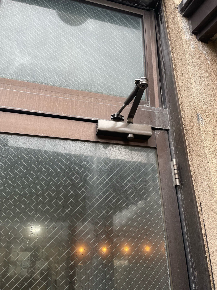 河津アルミの河津町／ドアクローザー取替の施工後の写真1