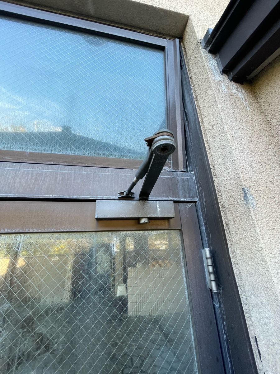 河津アルミの河津町／ドアクローザー取替の施工前の写真1