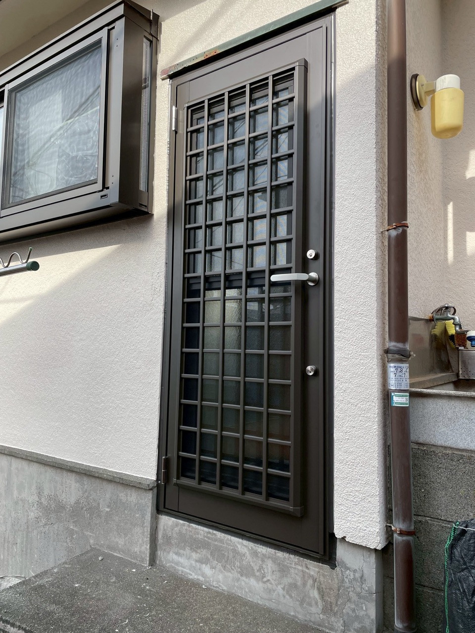 河津アルミの東伊豆町／勝手口ドア／カバー工法の施工後の写真1