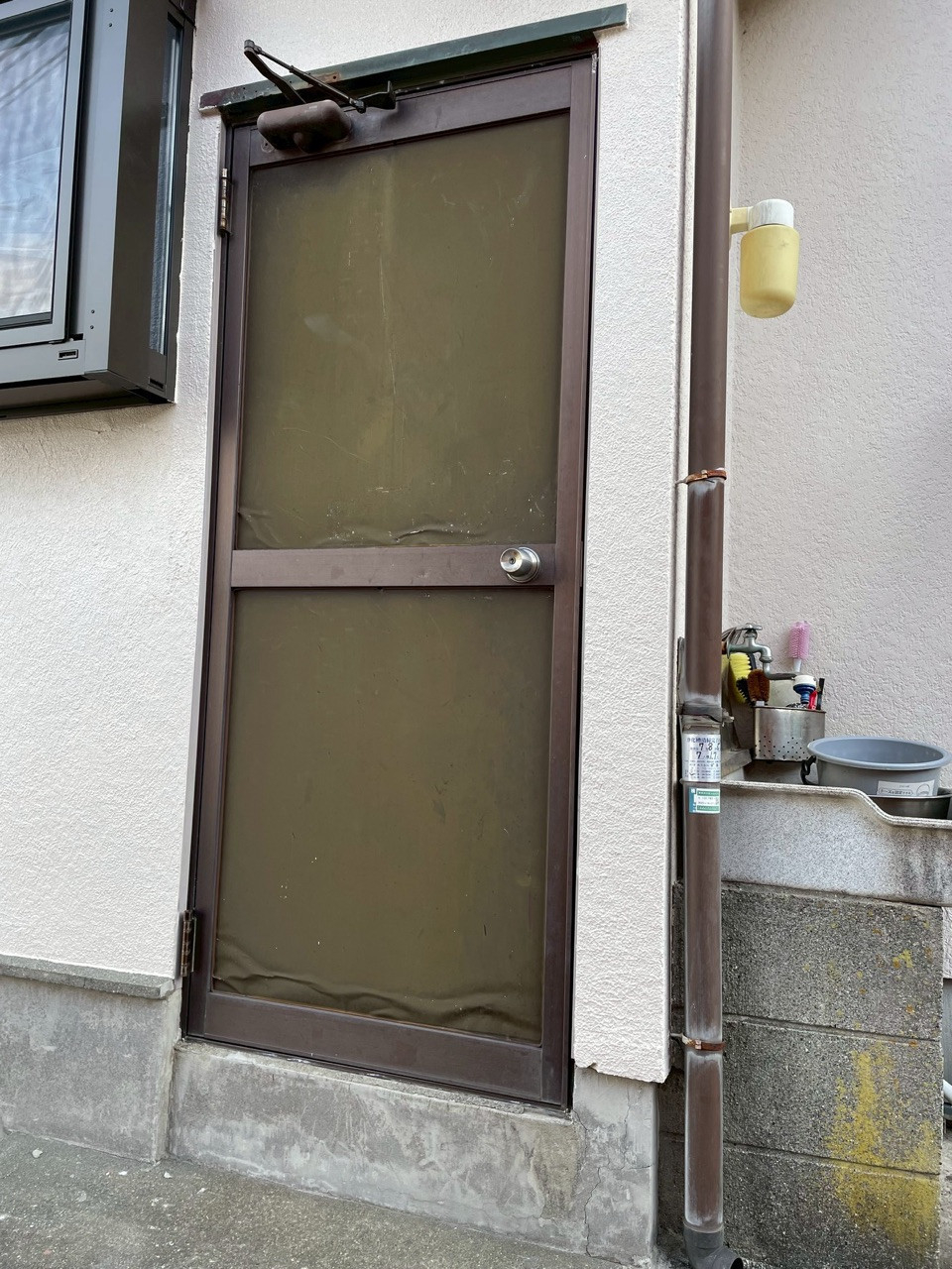 河津アルミの東伊豆町／勝手口ドア／カバー工法の施工前の写真1