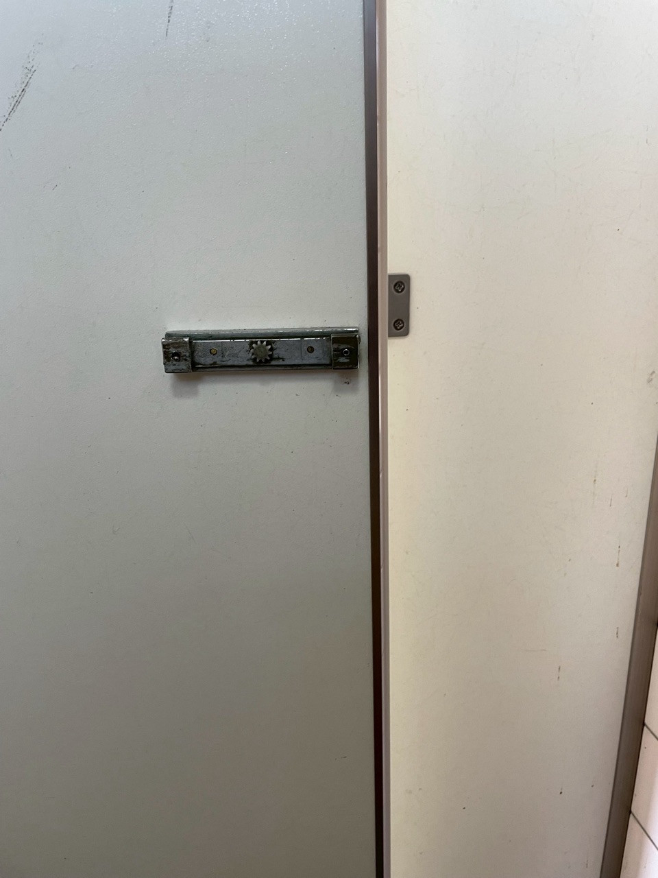 河津アルミの河津町／トイレ錠交換の施工前の写真1