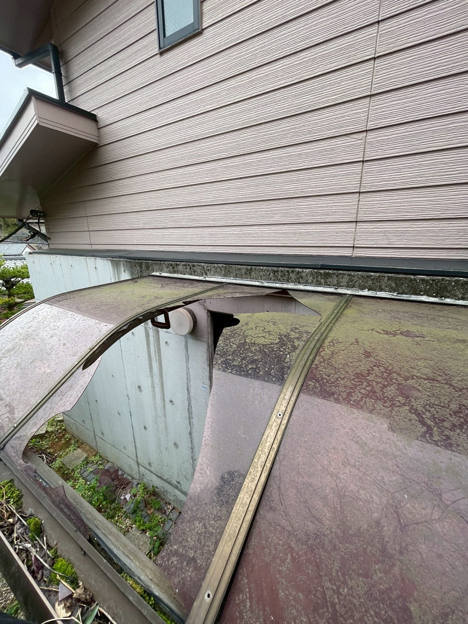 河津アルミの伊東市／ポリカ板交換の施工前の写真1
