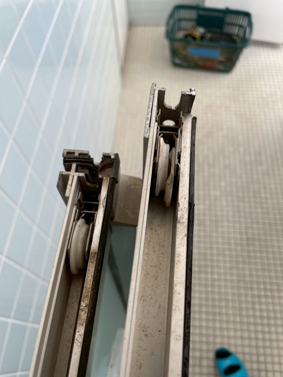 河津アルミの東伊豆町／戸車交換の施工前の写真1