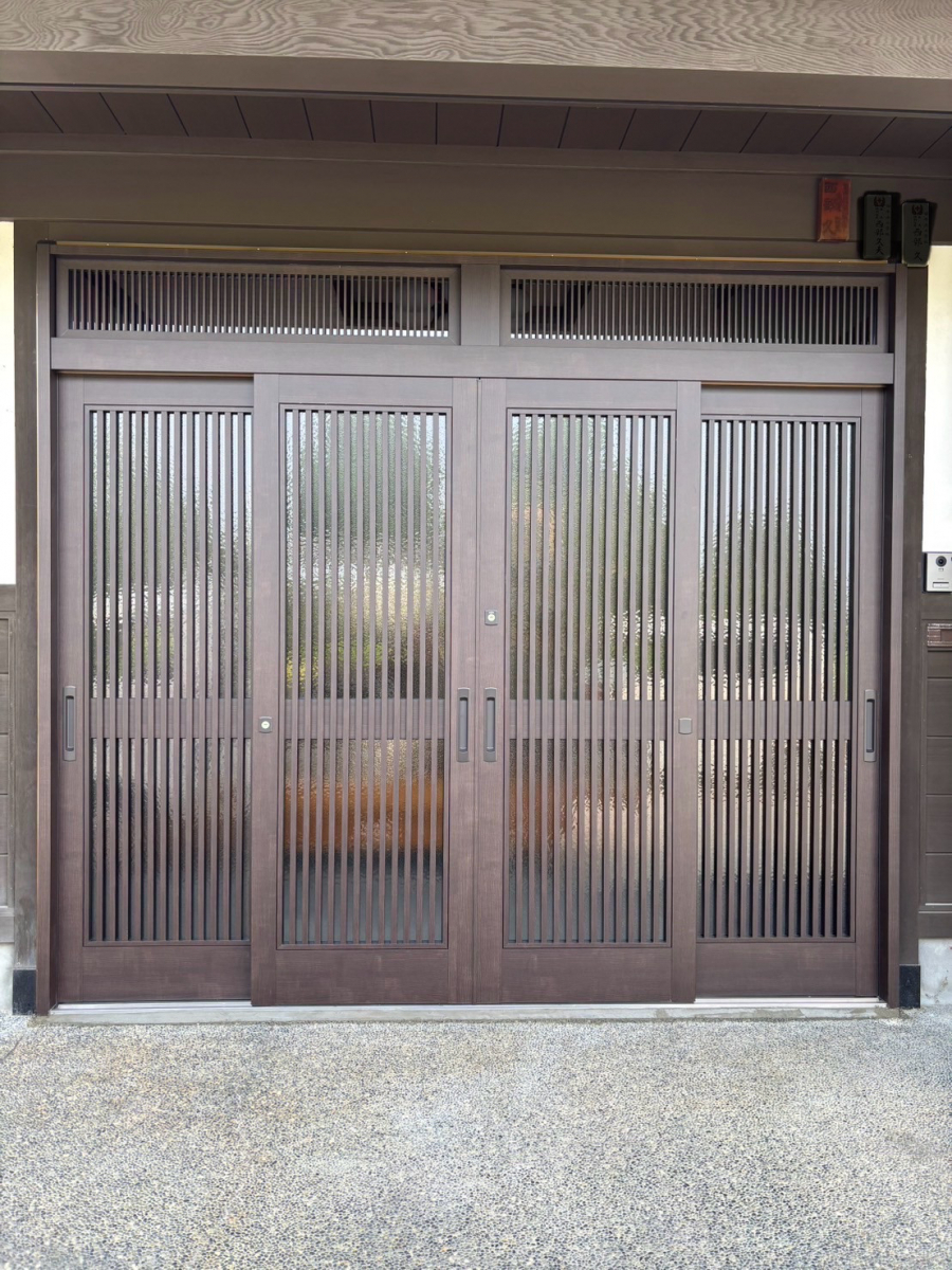 アルキャンの玄関引戸　取替工事の施工前の写真1