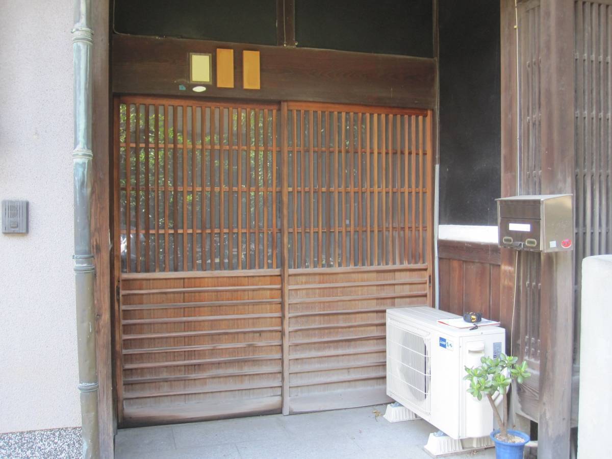 村島硝子商事のリクシル１Dayリフォーム　リシェント玄関引き戸取り換え工事の施工前の写真1