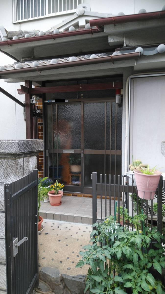 村島硝子商事のリクシル１Daｙリフォーム　リシェント玄関引き戸の施工前の写真1