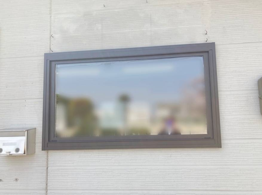 村島硝子商事の引違窓からFIX窓へのリフォームで、キレイな展示へ！！の施工前の写真1