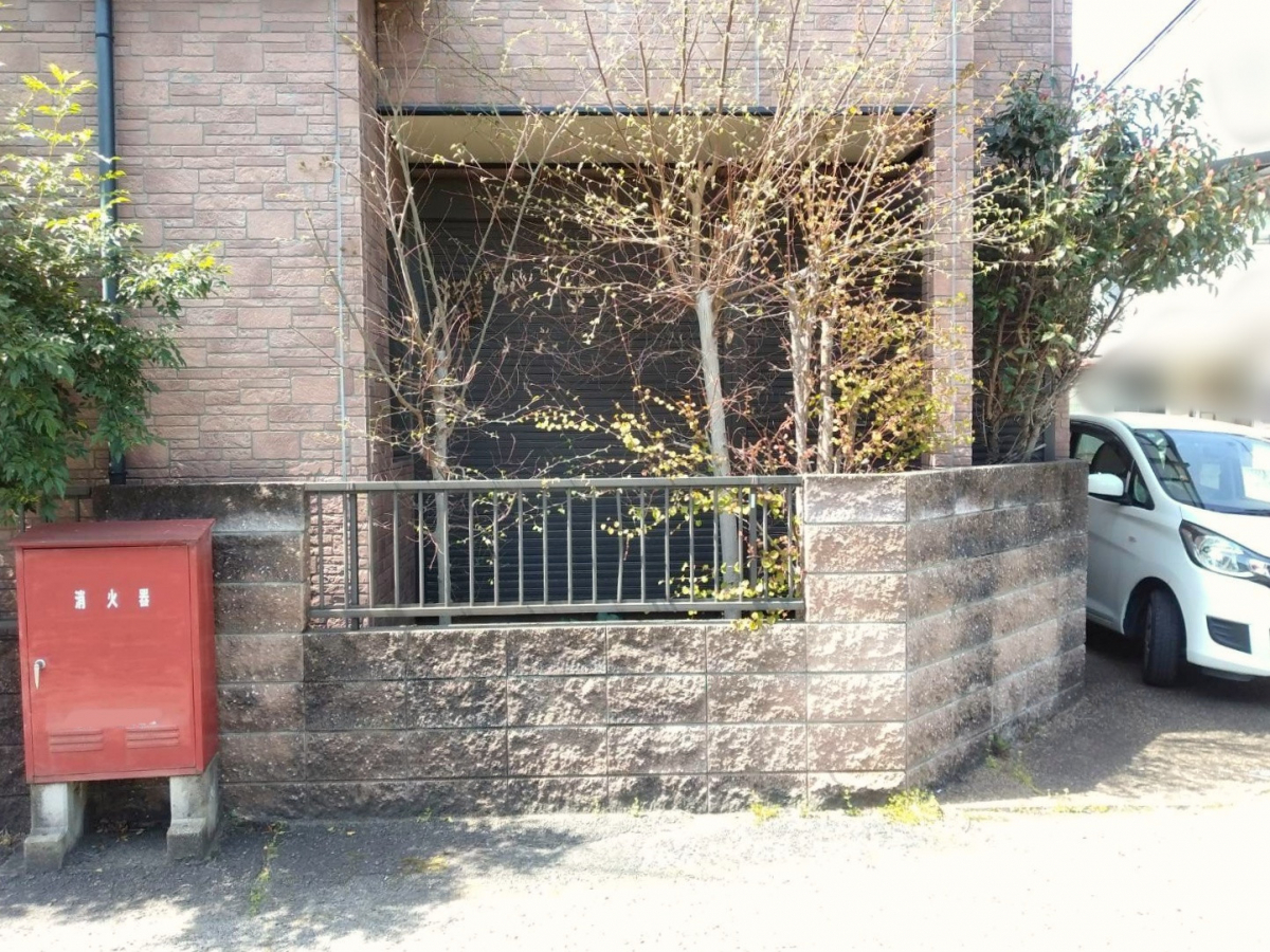 村島硝子商事のアイデア施工で快適な物干し場に【人工芝・テラス屋根・フェンス設置】:王寺町の施工前の写真1