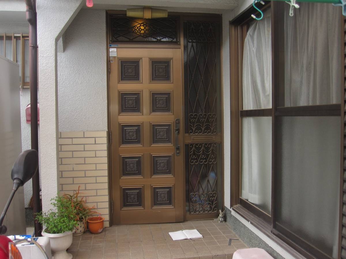 村島硝子商事の玄関ドア取り換え工事の施工前の写真1
