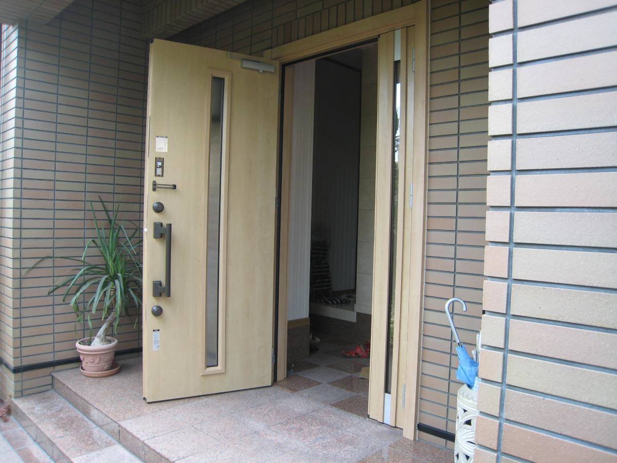 村島硝子商事の玄関ドアリフォーム工事の施工後の写真2