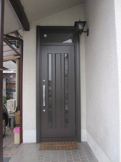 村島硝子商事のリクシル1Dayリフォーム　リシェント玄関ドア取り換えの施工前の写真1