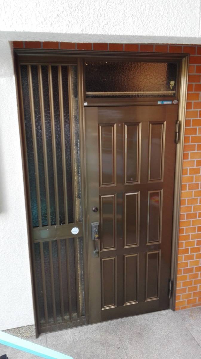 村島硝子商事のリクシル1Dayリフォーム　リシェント玄関ドアの施工前の写真1