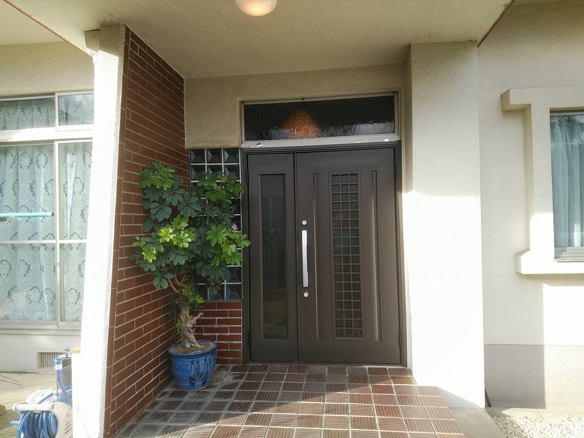 村島硝子商事のリクシル　1Dayリフォーム　リシェント玄関ドア取り換え工事の施工後の写真1