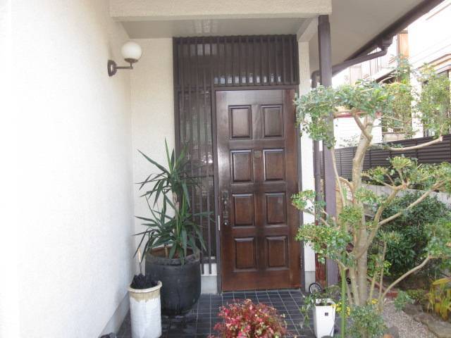 村島硝子商事のリクシル　1Dayリフォーム　リシェント玄関ドア取り換え工事の施工前の写真1
